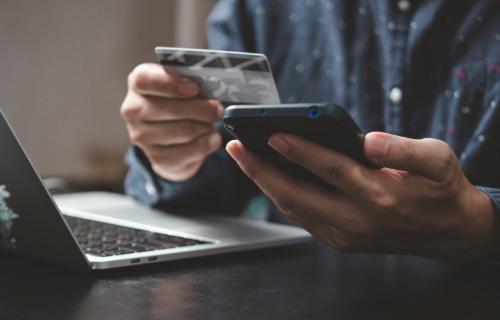 دور الخدمات المالية الرقمية في تعزيز الاستقرار المالي للبنوك الفلسطينية